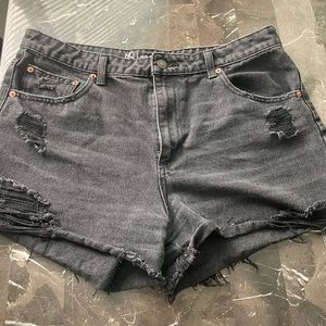 Cute  ripped black jean shorts ❤️rips in back also